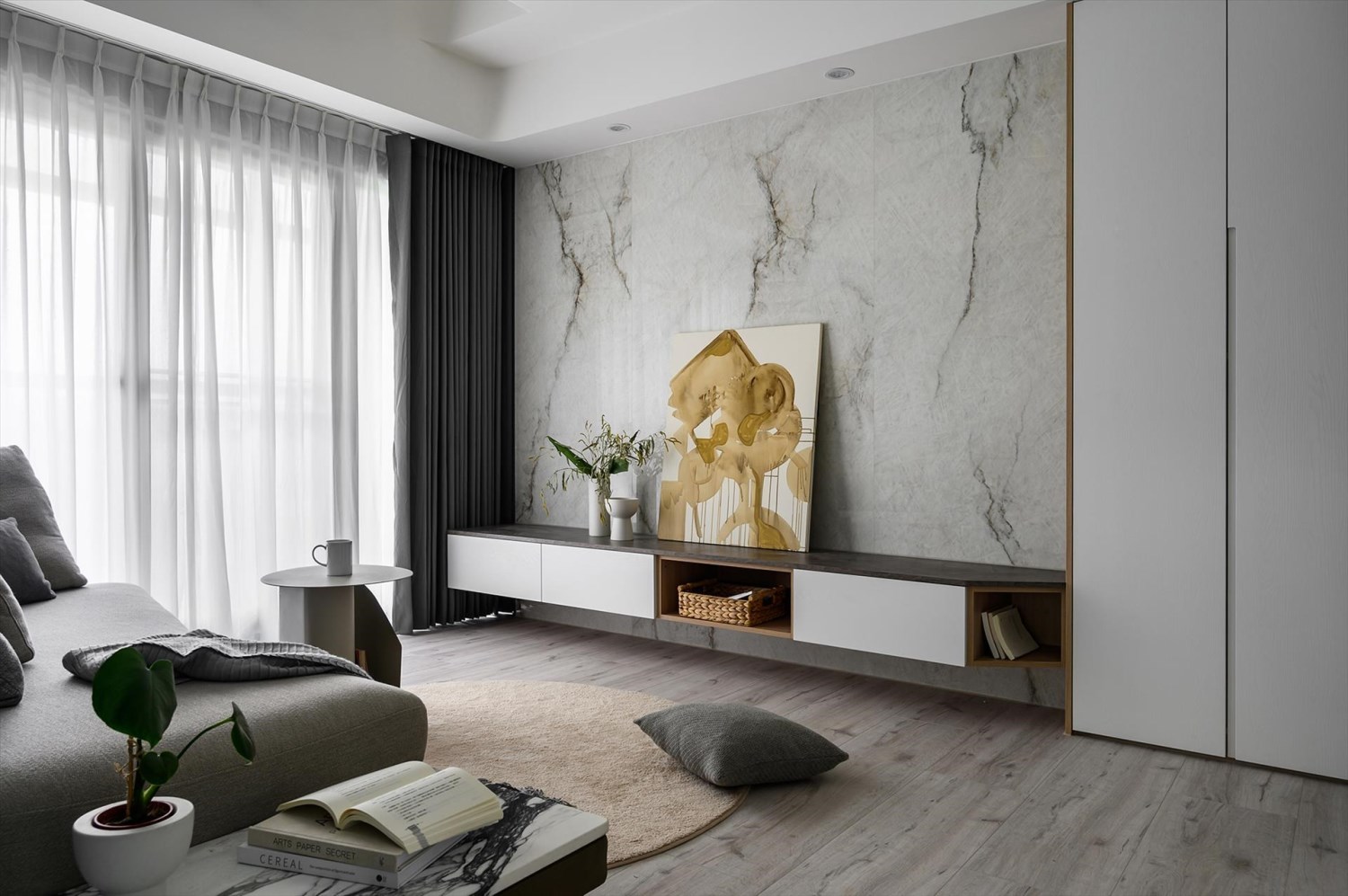 電視牆設計案例 1 – 大理石牆面與系統櫃搭配